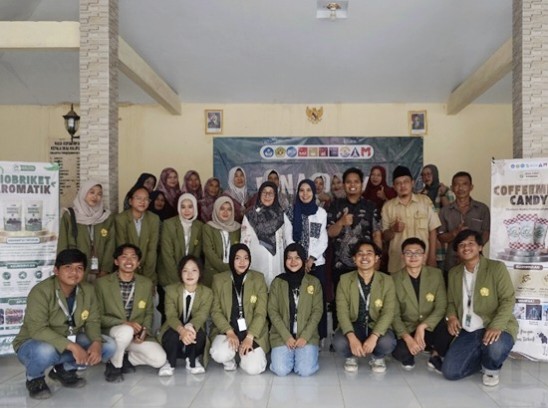 Pembukaan kegiatan Sosialisasi Digitalisasi Marketing UMKM Desa Kalipucang yang dihadiri oleh Sekretaris Desa Kalipucang, Doddy Dwi Susanto, Dosen Pembimbing Lapangan (DPL) Raka Selaksa Charisma Muchammad, S.T., M.T. dan Ir. Sani, M.T., serta Dosen Pendamping Pengabdian Masyarakat Nur Afiqoh Sari, S.A., M.A. bersama peserta kegiatan yang terdiri atas pelaku UMKM dan Kader TP PKK Desa Kalipucang. (25/05/2026).