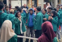 Sejumlah mahasiswa Unsiq saat menggelar orasi di depan gedung rektorat kampus setempat, Selasa (28/4/2026). (Sigit Rahmanto/Jawa Pos Radar Magelang).  