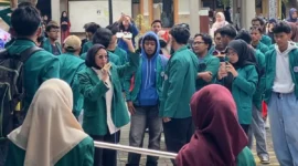 Sejumlah mahasiswa Unsiq saat menggelar orasi di depan gedung rektorat kampus setempat, Selasa (28/4/2026). (Sigit Rahmanto/Jawa Pos Radar Magelang).  