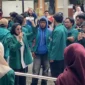 Sejumlah mahasiswa Unsiq saat menggelar orasi di depan gedung rektorat kampus setempat, Selasa (28/4/2026). (Sigit Rahmanto/Jawa Pos Radar Magelang).  