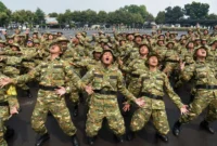 Pelatihan dasar kemiliteran bagi calon pegawai Koperasi Desa Merah Putih. (Sumber gambar: kontan.id) 