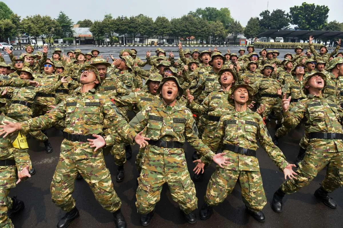 Pelatihan dasar kemiliteran bagi calon pegawai Koperasi Desa Merah Putih. (Sumber gambar: kontan.id) 