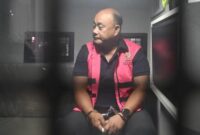 Mantan Kepala Badan Gizi Nasional (BGN), Dadan Hindayana, berada di dalam mobil tahanan di Kejaksaan Agung, Jakarta, Rabu (03/06). Kejaksaan Agung menetapkan Dadan sebagai tersangka dugaan tindak pidana korupsi tata kelola program Makan Bergizi Gratis (MBG). (Foto: Antara) 
