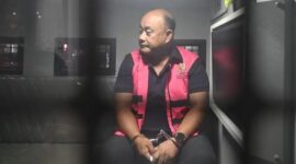 Mantan Kepala Badan Gizi Nasional (BGN), Dadan Hindayana, berada di dalam mobil tahanan di Kejaksaan Agung, Jakarta, Rabu (03/06). Kejaksaan Agung menetapkan Dadan sebagai tersangka dugaan tindak pidana korupsi tata kelola program Makan Bergizi Gratis (MBG). (Foto: Antara) 

