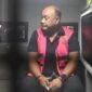 Mantan Kepala Badan Gizi Nasional (BGN), Dadan Hindayana, berada di dalam mobil tahanan di Kejaksaan Agung, Jakarta, Rabu (03/06). Kejaksaan Agung menetapkan Dadan sebagai tersangka dugaan tindak pidana korupsi tata kelola program Makan Bergizi Gratis (MBG). (Foto: Antara) 
