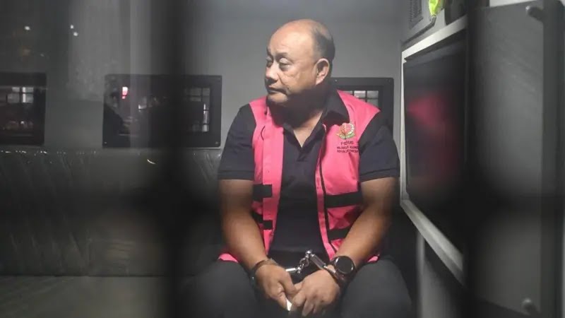 Mantan Kepala Badan Gizi Nasional (BGN), Dadan Hindayana, berada di dalam mobil tahanan di Kejaksaan Agung, Jakarta, Rabu (03/06). Kejaksaan Agung menetapkan Dadan sebagai tersangka dugaan tindak pidana korupsi tata kelola program Makan Bergizi Gratis (MBG). (Foto: Antara) 
