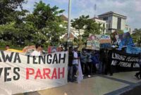 Aksi peringatan Hari Lingkungan Hidup Sedunia dan Hari Laut Sedunia di depan Kantor Gubernur Jawa Tengah, Senin (8/6/2026)/ Foto: Kompas.com