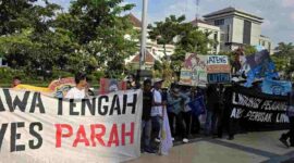 Aksi peringatan Hari Lingkungan Hidup Sedunia dan Hari Laut Sedunia di depan Kantor Gubernur Jawa Tengah, Senin (8/6/2026)/ Foto: Kompas.com