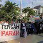 Aksi peringatan Hari Lingkungan Hidup Sedunia dan Hari Laut Sedunia di depan Kantor Gubernur Jawa Tengah, Senin (8/6/2026)/ Foto: Kompas.com