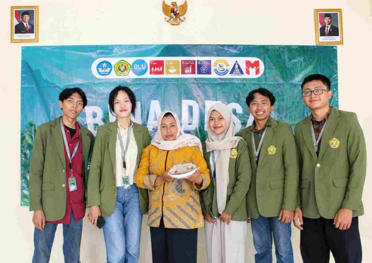 Ketua TP-PKK Desa Kalipucang, Ny. Sri Utami Hariono, berfoto bersama mahasiswa kelompok 2 KKN Bina Desa UPN ”Veteran” Jawa Timur usai pelaksanaan kegiatan pelatihan masyarakat.