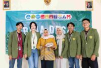 Ketua TP-PKK Desa Kalipucang, Ny. Sri Utami Hariono, berfoto bersama mahasiswa kelompok 2 KKN Bina Desa UPN ”Veteran” Jawa Timur usai pelaksanaan kegiatan pelatihan masyarakat.