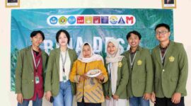 Ketua TP-PKK Desa Kalipucang, Ny. Sri Utami Hariono, berfoto bersama mahasiswa kelompok 2 KKN Bina Desa UPN ”Veteran” Jawa Timur usai pelaksanaan kegiatan pelatihan masyarakat.