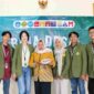 Ketua TP-PKK Desa Kalipucang, Ny. Sri Utami Hariono, berfoto bersama mahasiswa kelompok 2 KKN Bina Desa UPN ”Veteran” Jawa Timur usai pelaksanaan kegiatan pelatihan masyarakat.