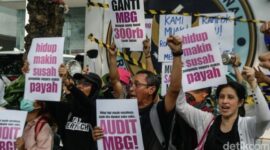 Sejumlah massa yang menamakan diri MBG Watch menggelar demonstrasi di depan kantor Badan Gizi Nasional (BGN), Rabu (10/6/2026)/ gambar: detikcom
