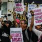 Sejumlah massa yang menamakan diri MBG Watch menggelar demonstrasi di depan kantor Badan Gizi Nasional (BGN), Rabu (10/6/2026)/ gambar: detikcom
