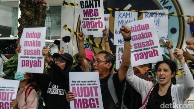 Sejumlah massa yang menamakan diri MBG Watch menggelar demonstrasi di depan kantor Badan Gizi Nasional (BGN), Rabu (10/6/2026)/ gambar: detikcom
