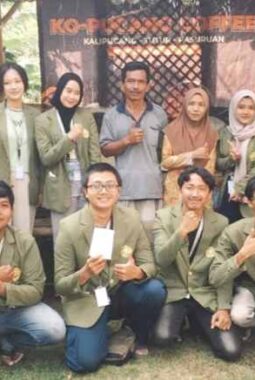 Ubah Limbah Kulit Kopi dan Kulit Pisang Jadi Briket Ramah Lingkungan, Mahasiswa UPN Jatim Sosialisasikan Energi Hijau Dukung SDGs 1 dan
