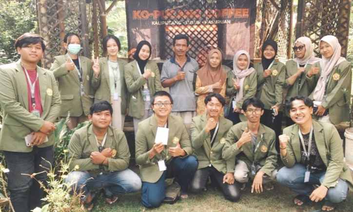 Mahasiswa UPN “Veteran” Jawa Timur bersama dosen pembimbing dan perangkat Desa Kalipucang menghadiri kegiatan pembukaan Program Bina Desa yang berlangsung di Balai Desa Kalipucang, Kecamatan Tutur, Kabupaten Pasuruan, pada 11 Mei 2026.

