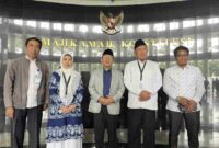 Ketua Majelis Masyayikh Gus Rozin didampingi Nyai Hajjah Badriah Fayumi dan KH Abdul Hakim Mahfudz (Gus Kikin) berfoto bersama usai persidangan di Mahkamah Konstitusi (MK), Jakarta, Kamis (11/6/2026).
