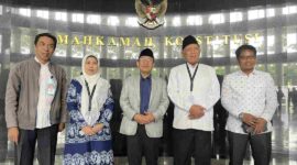 Ketua Majelis Masyayikh Gus Rozin didampingi Nyai Hajjah Badriah Fayumi dan KH Abdul Hakim Mahfudz (Gus Kikin) berfoto bersama usai persidangan di Mahkamah Konstitusi (MK), Jakarta, Kamis (11/6/2026).