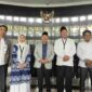Ketua Majelis Masyayikh Gus Rozin didampingi Nyai Hajjah Badriah Fayumi dan KH Abdul Hakim Mahfudz (Gus Kikin) berfoto bersama usai persidangan di Mahkamah Konstitusi (MK), Jakarta, Kamis (11/6/2026).