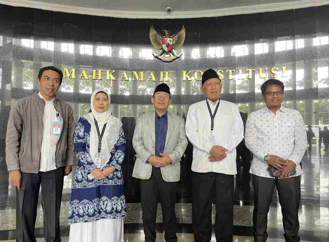 Ketua Majelis Masyayikh Gus Rozin didampingi Nyai Hajjah Badriah Fayumi dan KH Abdul Hakim Mahfudz (Gus Kikin) berfoto bersama usai persidangan di Mahkamah Konstitusi (MK), Jakarta, Kamis (11/6/2026).