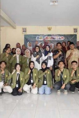 Dukung SDGs 8 dan 9, Mahasiswa KKNT UPN Veteran Jatim Kenalkan QRIS dan AI untuk Tingkatkan Daya Saing UMKM Kalipucang