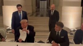 Momen Presiden AS Donald Trump menandatangani memorandum perjanjian damai dengan Iran dalam sebuah seremoni di Istana Versailles, Prancis, yang disaksikan langsung oleh Presiden Prancis Emmanuel Macron. (gambar: detik.com) 