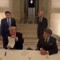 Momen Presiden AS Donald Trump menandatangani memorandum perjanjian damai dengan Iran dalam sebuah seremoni di Istana Versailles, Prancis, yang disaksikan langsung oleh Presiden Prancis Emmanuel Macron. (gambar: detik.com) 