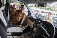 Gubernur Jawa Tengah Ahmad Luthfi meninjau kendaraan listrik usai penandatanganan kerja sama antara PT KIA Kendal dan PT New Generation Mobility (NGM), serta PT NGM dengan PT China State Construction Engineering Corporation (CSCEC) di Kantor Gubernur Jawa Tengah, Senin (15/6/2026).(Pemprov Jateng)