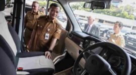 Gubernur Jawa Tengah Ahmad Luthfi meninjau kendaraan listrik usai penandatanganan kerja sama antara PT KIA Kendal dan PT New Generation Mobility (NGM), serta PT NGM dengan PT China State Construction Engineering Corporation (CSCEC) di Kantor Gubernur Jawa Tengah, Senin (15/6/2026).(Pemprov Jateng)