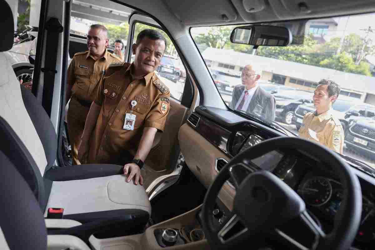 Gubernur Jawa Tengah Ahmad Luthfi meninjau kendaraan listrik usai penandatanganan kerja sama antara PT KIA Kendal dan PT New Generation Mobility (NGM), serta PT NGM dengan PT China State Construction Engineering Corporation (CSCEC) di Kantor Gubernur Jawa Tengah, Senin (15/6/2026).(Pemprov Jateng)