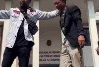 Detik-detik Ahmad Husen menangis meminta eks Bupati Pati Sudewo bebas dari dakwaan. (SC dari @portal semarang) 
