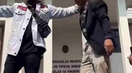 Detik-detik Ahmad Husen menangis meminta eks Bupati Pati Sudewo bebas dari dakwaan. (SC dari @portal semarang) 
