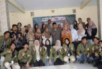 Mahasiswa dan dosen UPN “Veteran” Jawa Timur beserta perangkat Desa Kalipucang dalam Pameran Produk dan Penutupan Program MBKM Bina Desa, di Balai Desa Kalipucang, Kecamatan Tutur, Kabupaten Pasuruan (5/6/2026) 
