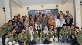 Mahasiswa dan dosen UPN “Veteran” Jawa Timur beserta perangkat Desa Kalipucang dalam Pameran Produk dan Penutupan Program MBKM Bina Desa, di Balai Desa Kalipucang, Kecamatan Tutur, Kabupaten Pasuruan (5/6/2026) 
