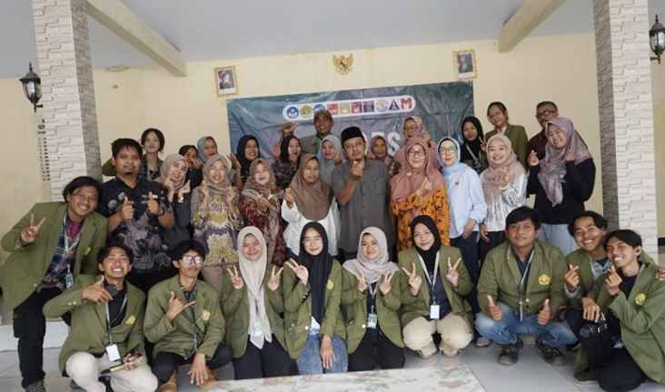 Mahasiswa dan dosen UPN “Veteran” Jawa Timur beserta perangkat Desa Kalipucang dalam Pameran Produk dan Penutupan Program MBKM Bina Desa, di Balai Desa Kalipucang, Kecamatan Tutur, Kabupaten Pasuruan (5/6/2026) 
