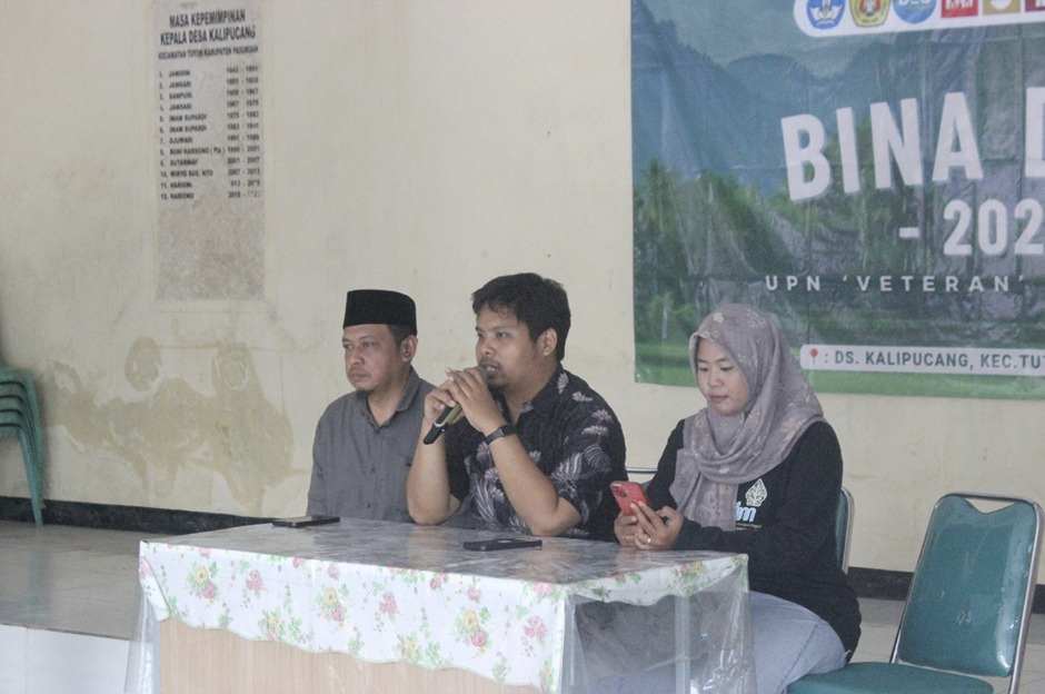 Sambutan dan pemaparan pemanfaatan limbah kulit kopi dan kulit pisang menjadi bio briket oleh Raka Selaksa Charisma Muchammad didampingi Sekretaris Desa Kalipucang. (5/6/2026) 
