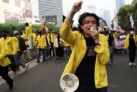 Mahasiswa BEM Jabodetabek menggelar unjuk rasa di Jakarta, menuntut isu penting seperti pelemahan rupiah dan kenaikan BBM. (Foto: REUTERS/Ajeng Dinar Ulfiana)