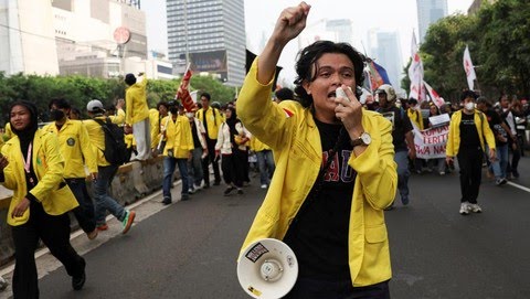 Mahasiswa BEM Jabodetabek menggelar unjuk rasa di Jakarta, menuntut isu penting seperti pelemahan rupiah dan kenaikan BBM. (Foto: REUTERS/Ajeng Dinar Ulfiana)