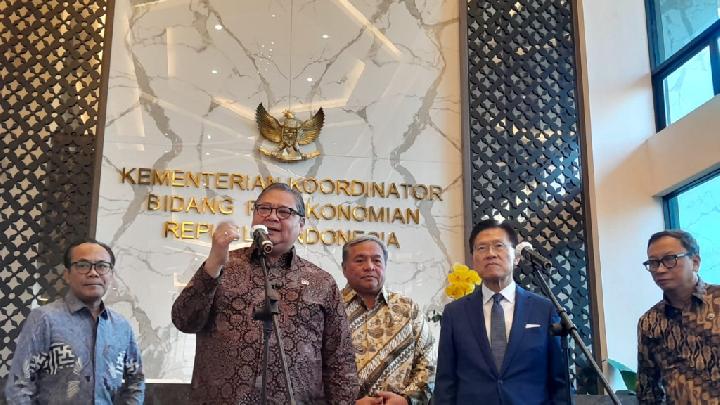 Menteri Koordinator Bidang Perekonomian Airlangga Hartarto seusai menghadiri acara KADIN Diplomatic Economic Breakfast di Graha Sawala, Kemenko Perekonomian, Jakarta Pusat, 10 Juli 2026. Tempo/Mutia Yuantisya