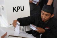 Seseorang sedang memasukkan kartu suara dalam gelaran Pemilu di Indonesia. (Sumber gambar: pinterest) 