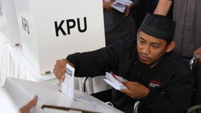 Seseorang sedang memasukkan kartu suara dalam gelaran Pemilu di Indonesia. (Sumber gambar: pinterest) 