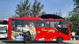 Sebuah bus Trans Jateng dengan gambar Gedung Grujug terlihat di Terminal Gemolong belum lama ini. (Istimewa/FB Info Sumberlawang)