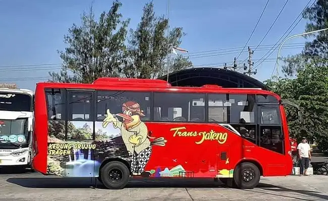 Sebuah bus Trans Jateng dengan gambar Gedung Grujug terlihat di Terminal Gemolong belum lama ini. (Istimewa/FB Info Sumberlawang)