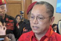 Ketua Badan Pemenangan Pemilu (Bappilu) PDIP, Deddy Sitorus menanggapi isu pembatasan pencalonan capres-cawapres yang diusulkan harus didukung tiga partai. (CNN Indonesia/Farid)
