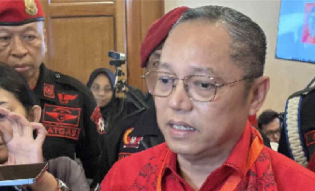 Ketua Badan Pemenangan Pemilu (Bappilu) PDIP, Deddy Sitorus menanggapi isu pembatasan pencalonan capres-cawapres yang diusulkan harus didukung tiga partai. (CNN Indonesia/Farid)
