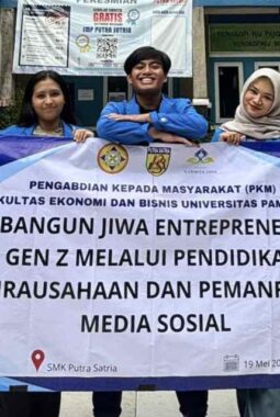 Bukan Cuma Buat Scroll! Mahasiswa UNPAM Ajak Siswa SMK Belajar Cuan Lewat Media Sosial dan E-Commerce