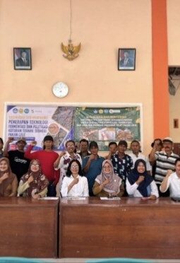 UPN “Veteran” Jatim Dampingi Warga Karang Langit Produksi Pakan Lele Mandiri, Serahkan Teknologi Tepat Guna