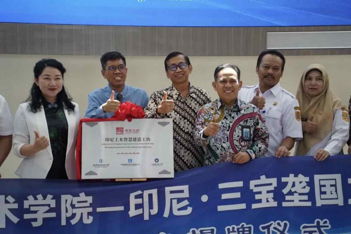 Direktur Utama PDAM Kota Semarang Ady Setiawan, bersama jajaran Polines dan Pemerintah Guizhou. (ANTARA/HO-PDAM Kota Semarang) 
